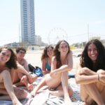 La Gen-Z abbandona il topless: cresce la paura per video indesiderati e molestie in spiaggia