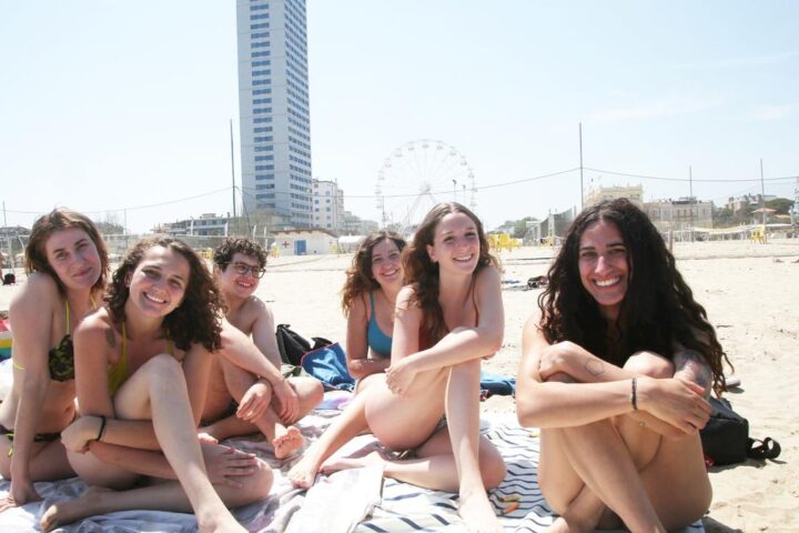 La Gen-Z abbandona il topless: cresce la paura per video indesiderati e molestie in spiaggia