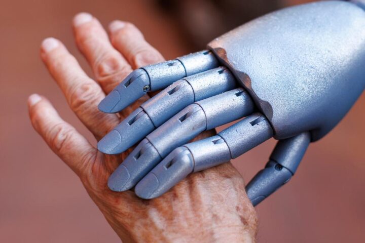 La gerontecnologia e i robot sociali: un supporto vitale per gli anziani in Italia