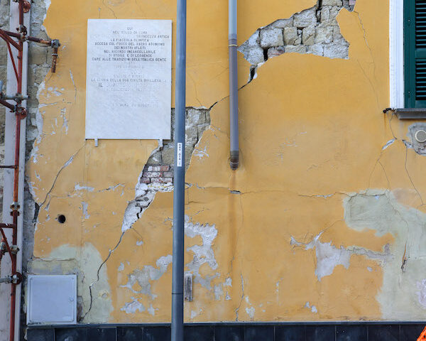 La grave scossa di terremoto ai Campi Flegrei costringe migliaia di persone ad abbandonare le proprie case