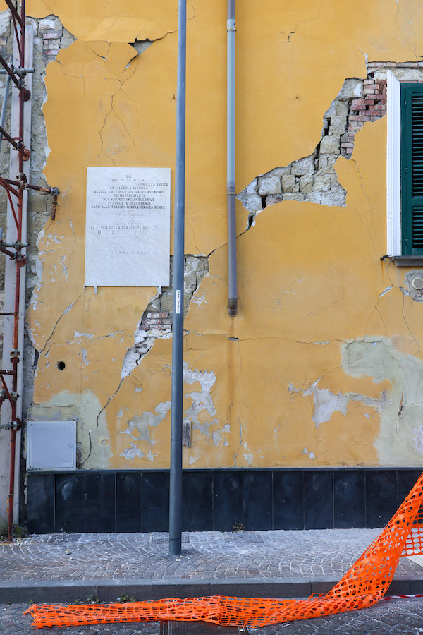 La grave scossa di terremoto ai Campi Flegrei costringe migliaia di persone ad abbandonare le proprie case