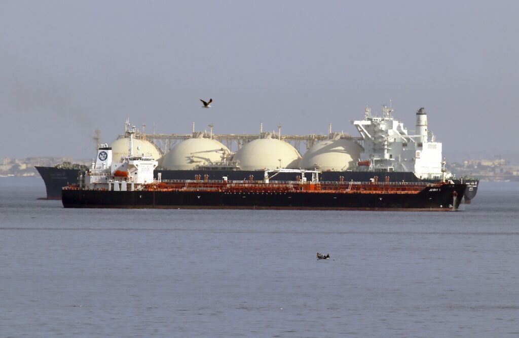 La Russia aumenta la sua flotta di navi metaniere per eludere le sanzioni sul gas naturale