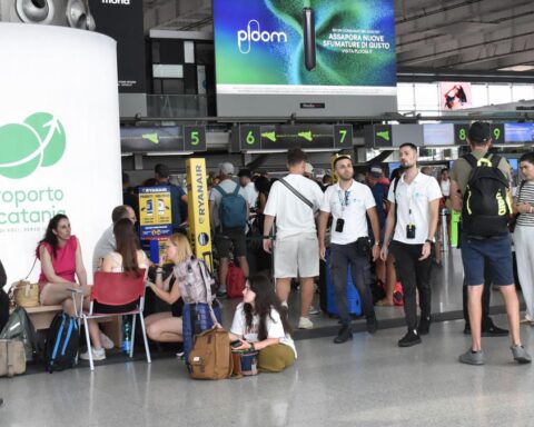 L'aeroporto di Catania rimane chiuso, possibili ritardi fino al 17 agosto