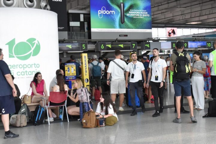 L'aeroporto di Catania rimane chiuso, possibili ritardi fino al 17 agosto