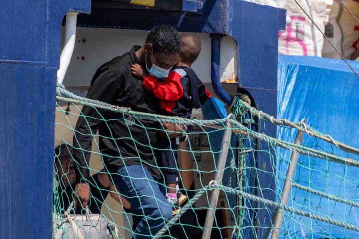 L'Austria inizia a rimandare i migranti in Italia: ripercussioni del nuovo Patto Ue su migrazione e asilo