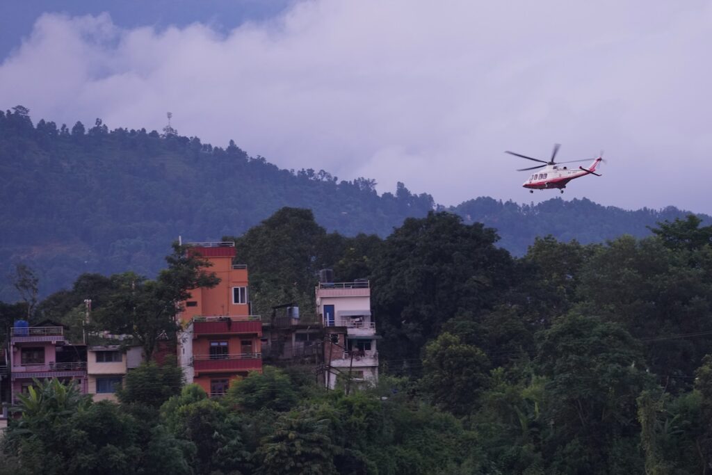 Le ricerche in Nepal e Tibet complicate dal rischio di nuova esondazione