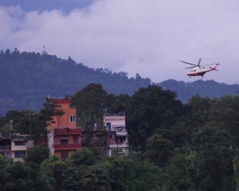 Le ricerche in Nepal e Tibet complicate dal rischio di nuova esondazione