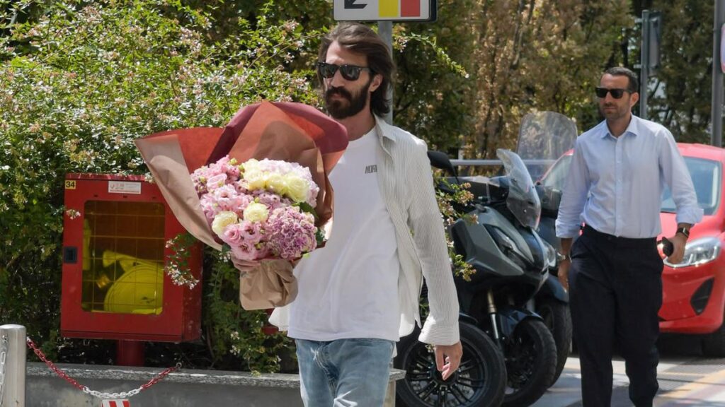 Leonardo Maria Del Vecchio visita l'ospedale San Raffaele per vedere l'ex compagna ricoverata