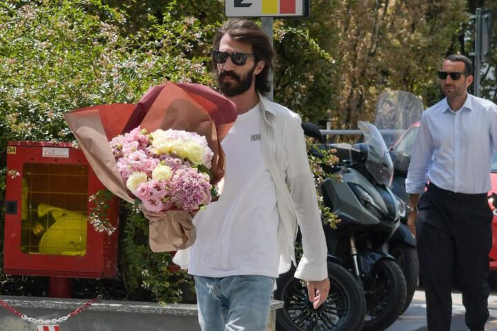 Leonardo Maria Del Vecchio visita l'ospedale San Raffaele per vedere l'ex compagna ricoverata