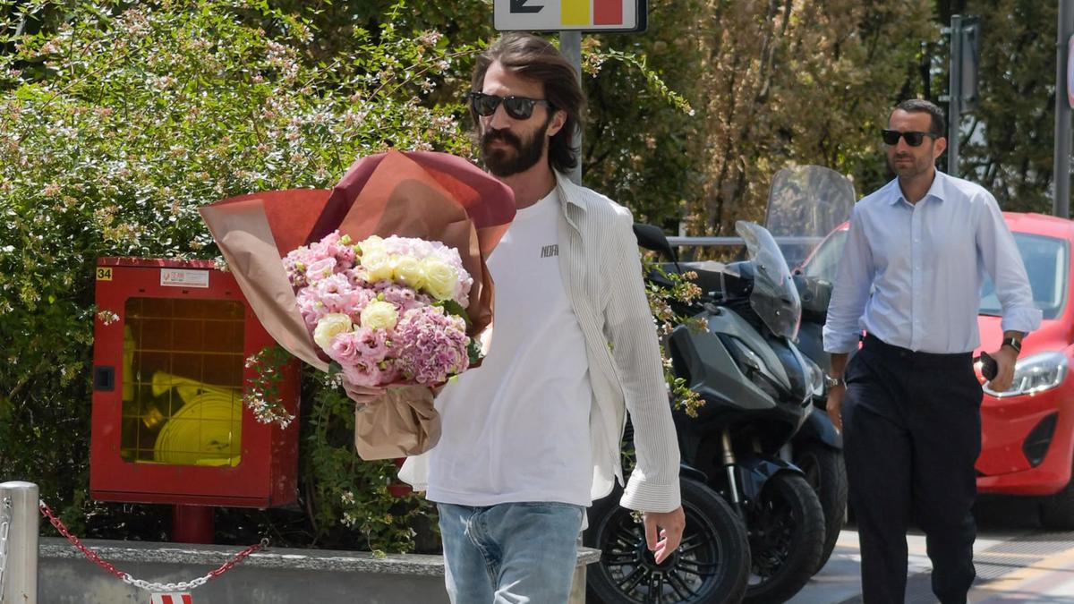 Leonardo Maria Del Vecchio visita l'ospedale San Raffaele per vedere l'ex compagna ricoverata