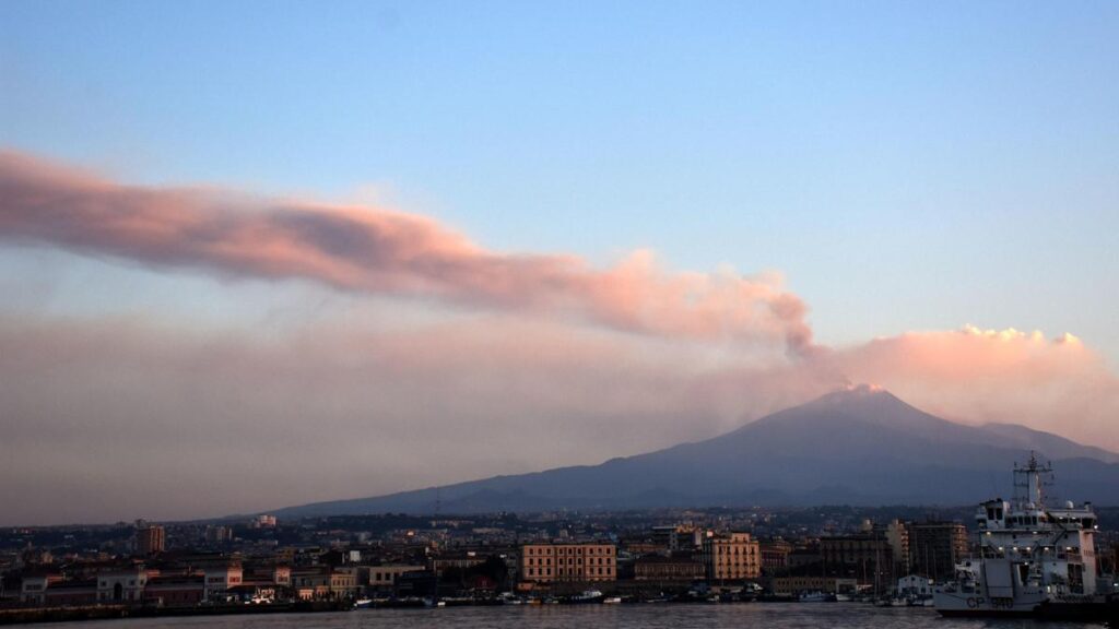 L’eruzione dell’Etna causa prolungamento delle interruzioni aeree a Catania e Comiso fino alle 10 di oggi