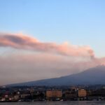 L’eruzione dell’Etna causa prolungamento delle interruzioni aeree a Catania e Comiso fino alle 10 di oggi