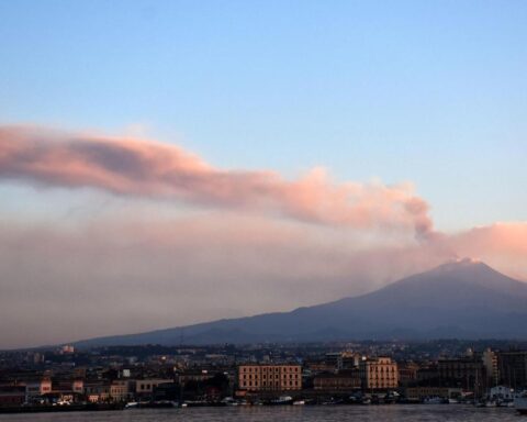 L’eruzione dell’Etna causa prolungamento delle interruzioni aeree a Catania e Comiso fino alle 10 di oggi