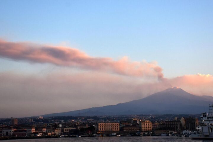 L’eruzione dell’Etna causa prolungamento delle interruzioni aeree a Catania e Comiso fino alle 10 di oggi