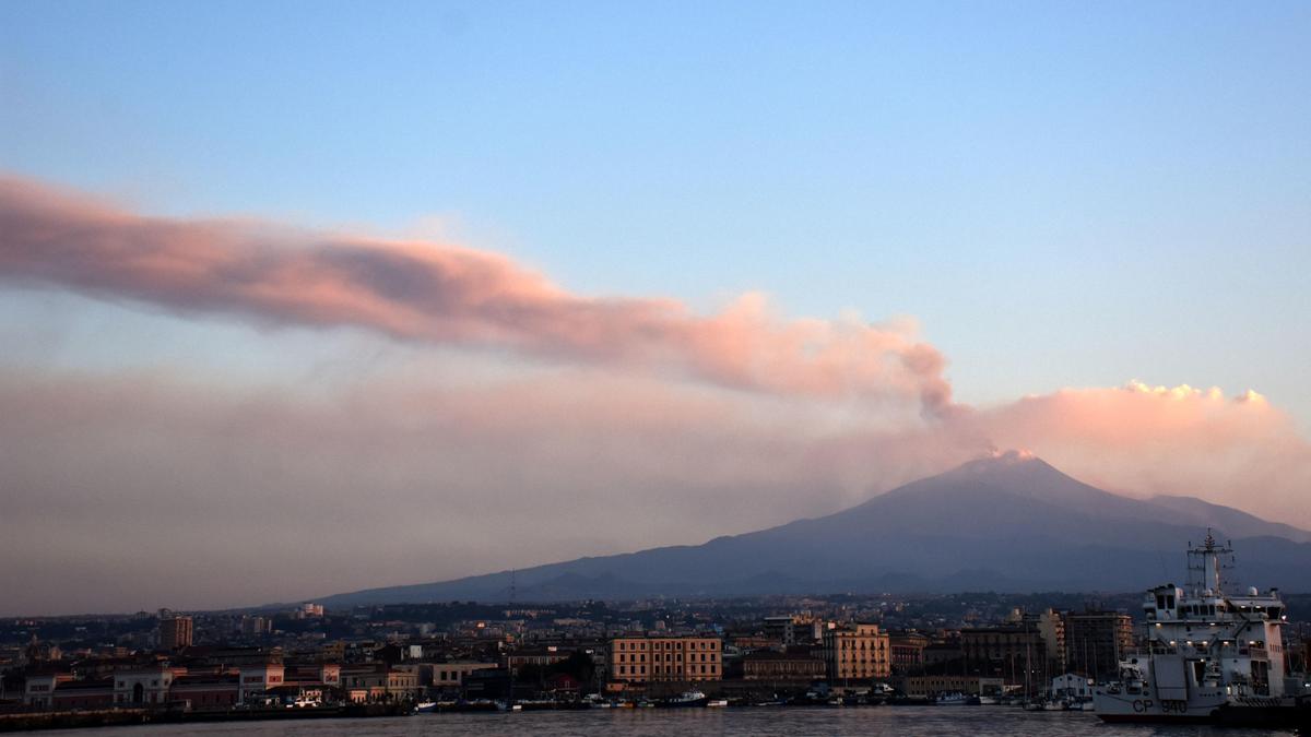 L’eruzione dell’Etna causa prolungamento delle interruzioni aeree a Catania e Comiso fino alle 10 di oggi