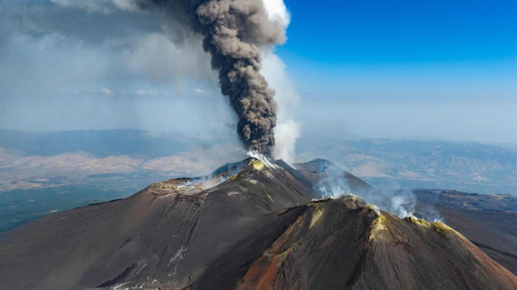 L’Etna continua a eruttare: voli in arrivo sospesi all’aeroporto di Catania fino alle 17