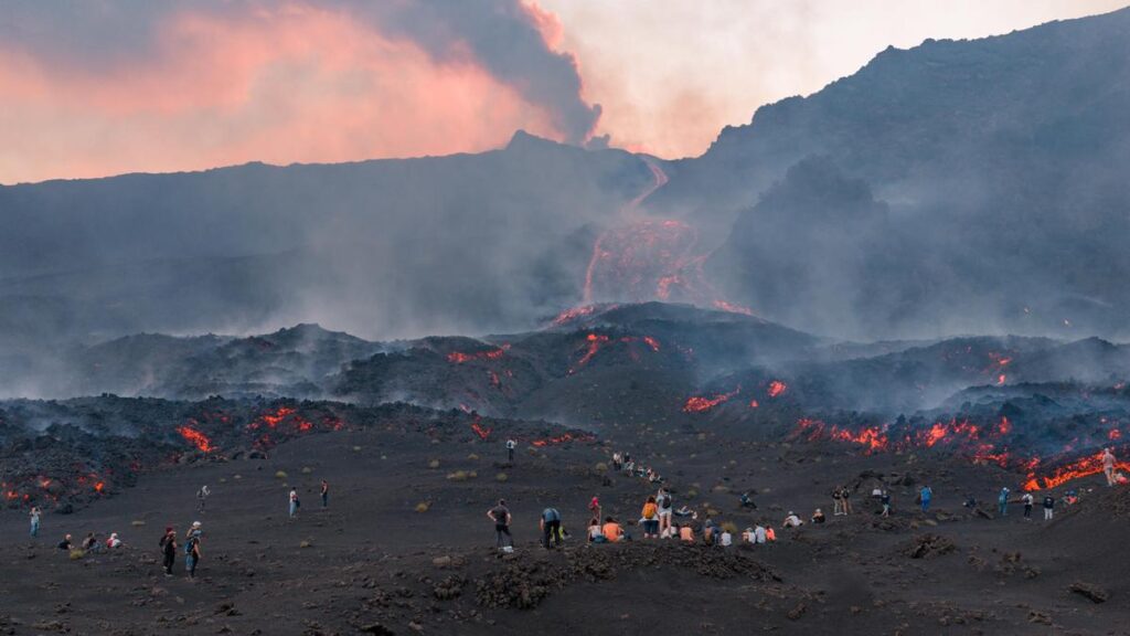 L’Etna di nuovo attivo: esplosioni di cenere e lava, aeroporto di Catania aperto