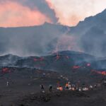 L’Etna di nuovo attivo: esplosioni di cenere e lava, aeroporto di Catania aperto