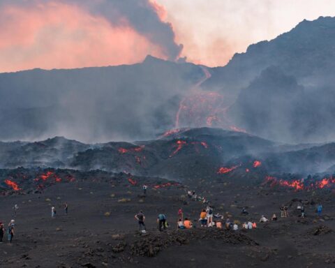 L’Etna di nuovo attivo: esplosioni di cenere e lava, aeroporto di Catania aperto