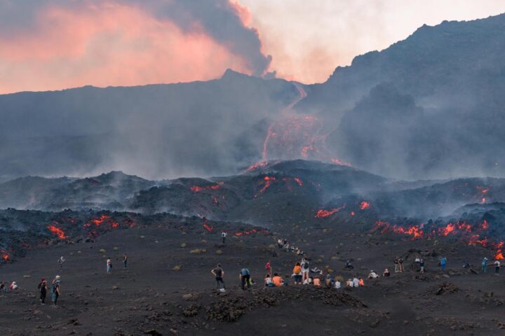 L’Etna di nuovo attivo: esplosioni di cenere e lava, aeroporto di Catania aperto