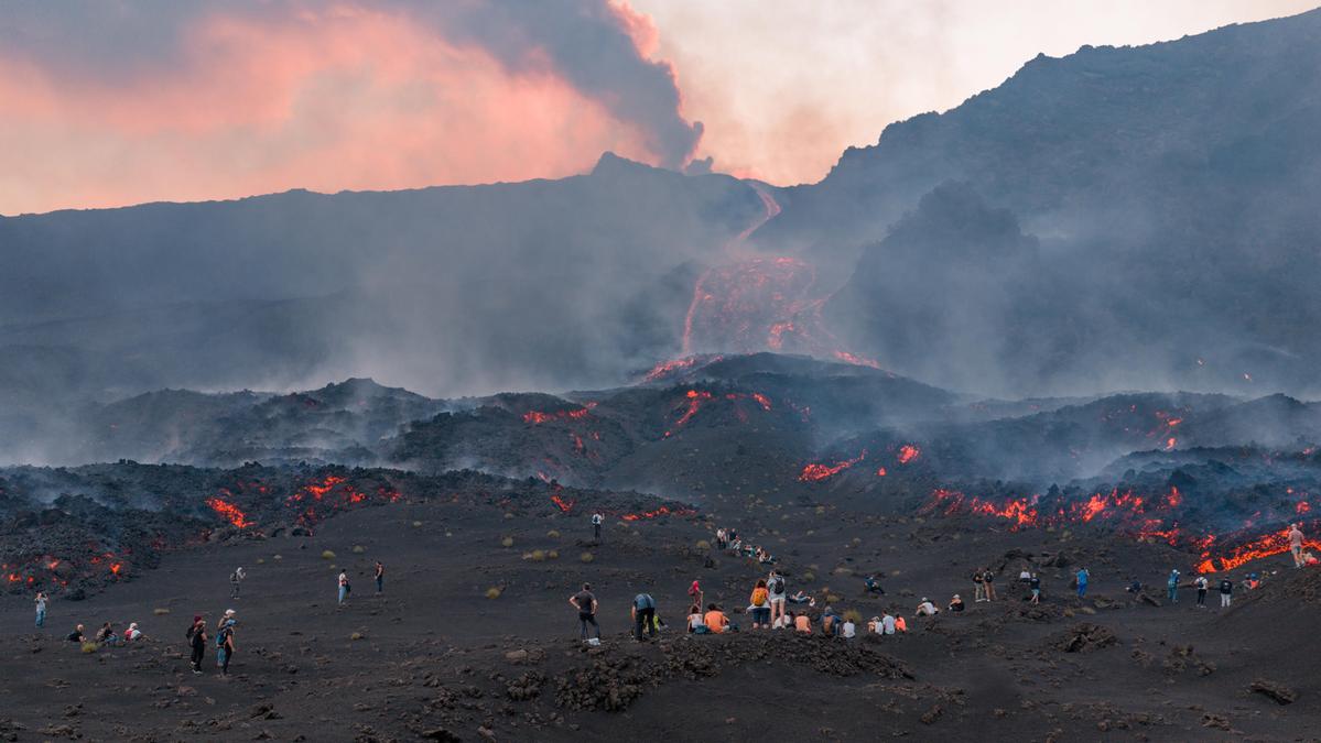L’Etna di nuovo attivo: esplosioni di cenere e lava, aeroporto di Catania aperto