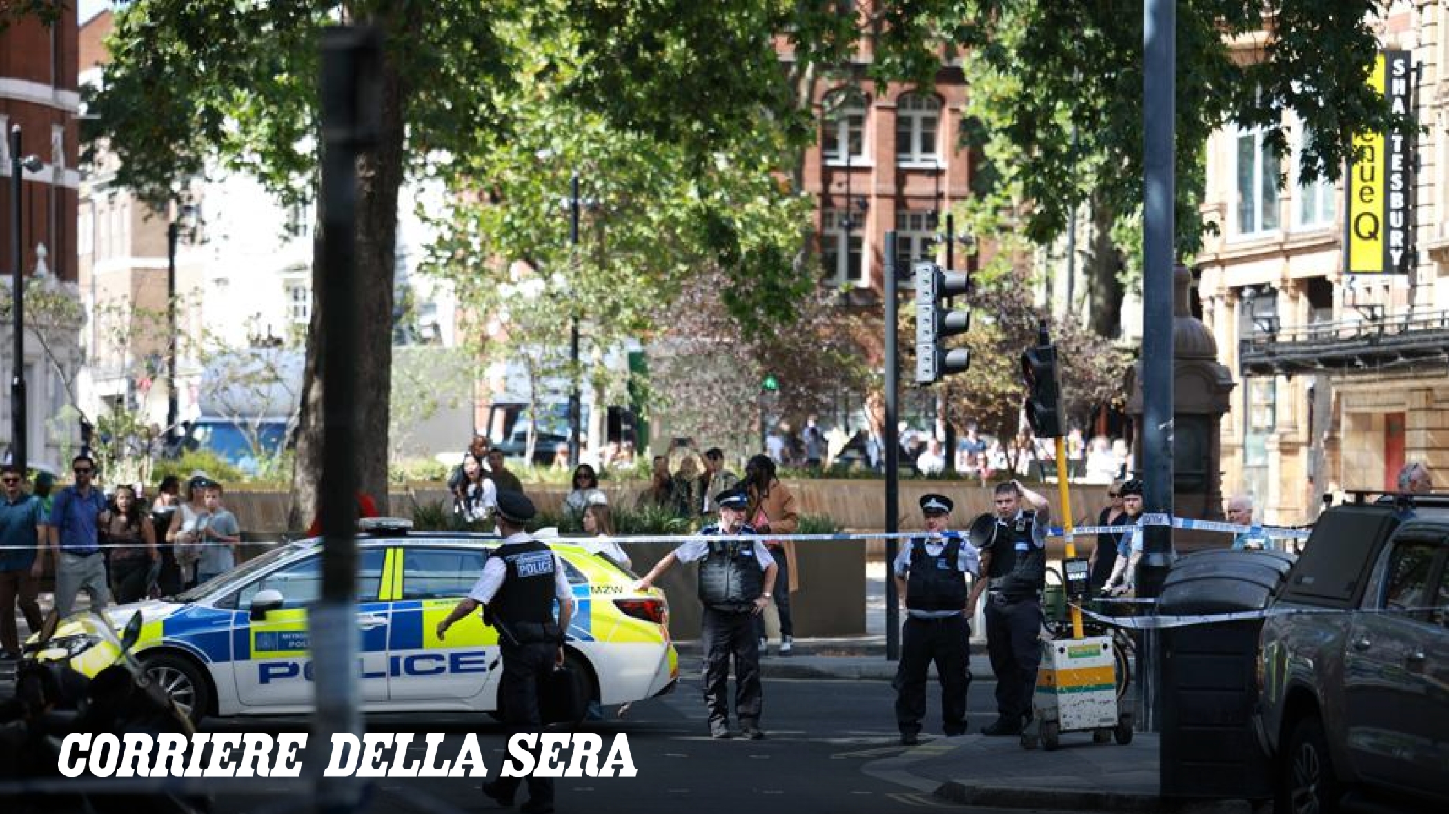 Londra, donna di 47 anni ferisce quattro passanti con una forbice a Covent Garden: arrestata