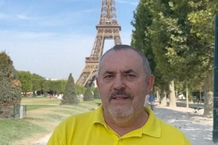 L'oppositore russo Nadezhdin si rifugia a Parigi, criticando la repressione di Mosca