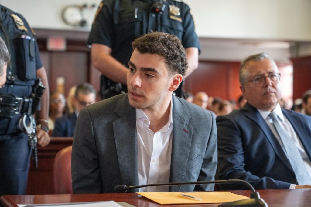 Luigi Mangione confessa di aver sparato a Brian Thompson durante un attacco premeditato a New York