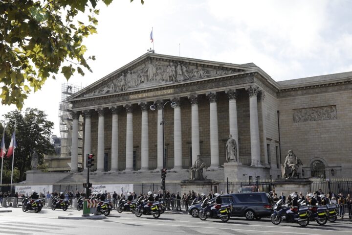 Macron firma la legge sul suicidio assistito in Francia, attesa attuazione da parte del governo