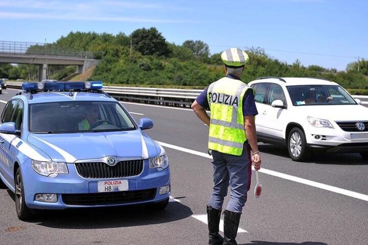 Madre e nonna coinvolte in un rapimento di neonata a Caserta, fermate in autostrada verso Romania