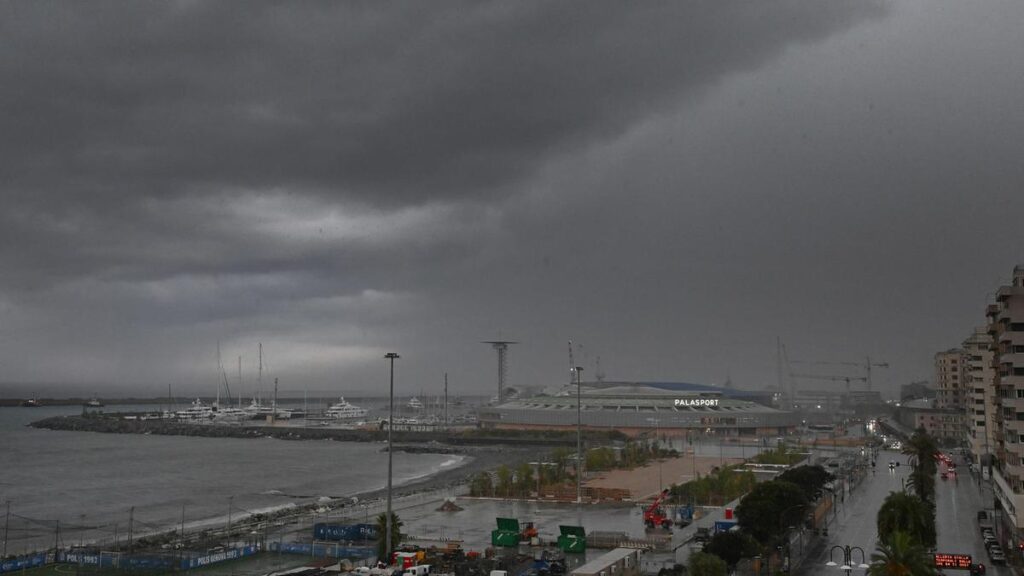 Maltempo in Nord Italia: allerta con blackout nella stazione di Ventimiglia