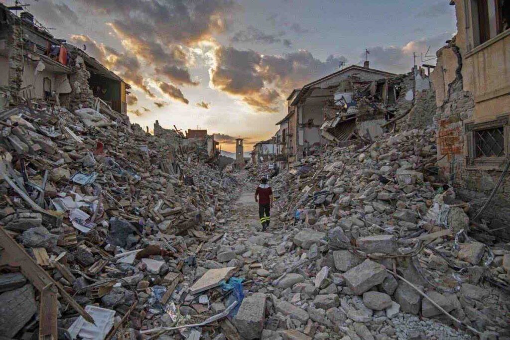 Meloni ad Amatrice per il decimo anniversario del terremoto del 2016: «Rinascita dell’Appennino»