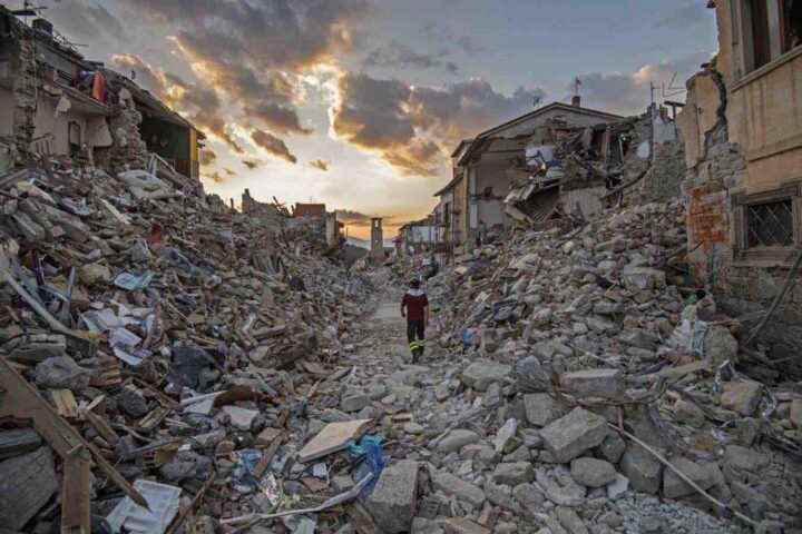 Meloni ad Amatrice per il decimo anniversario del terremoto del 2016: «Rinascita dell’Appennino»