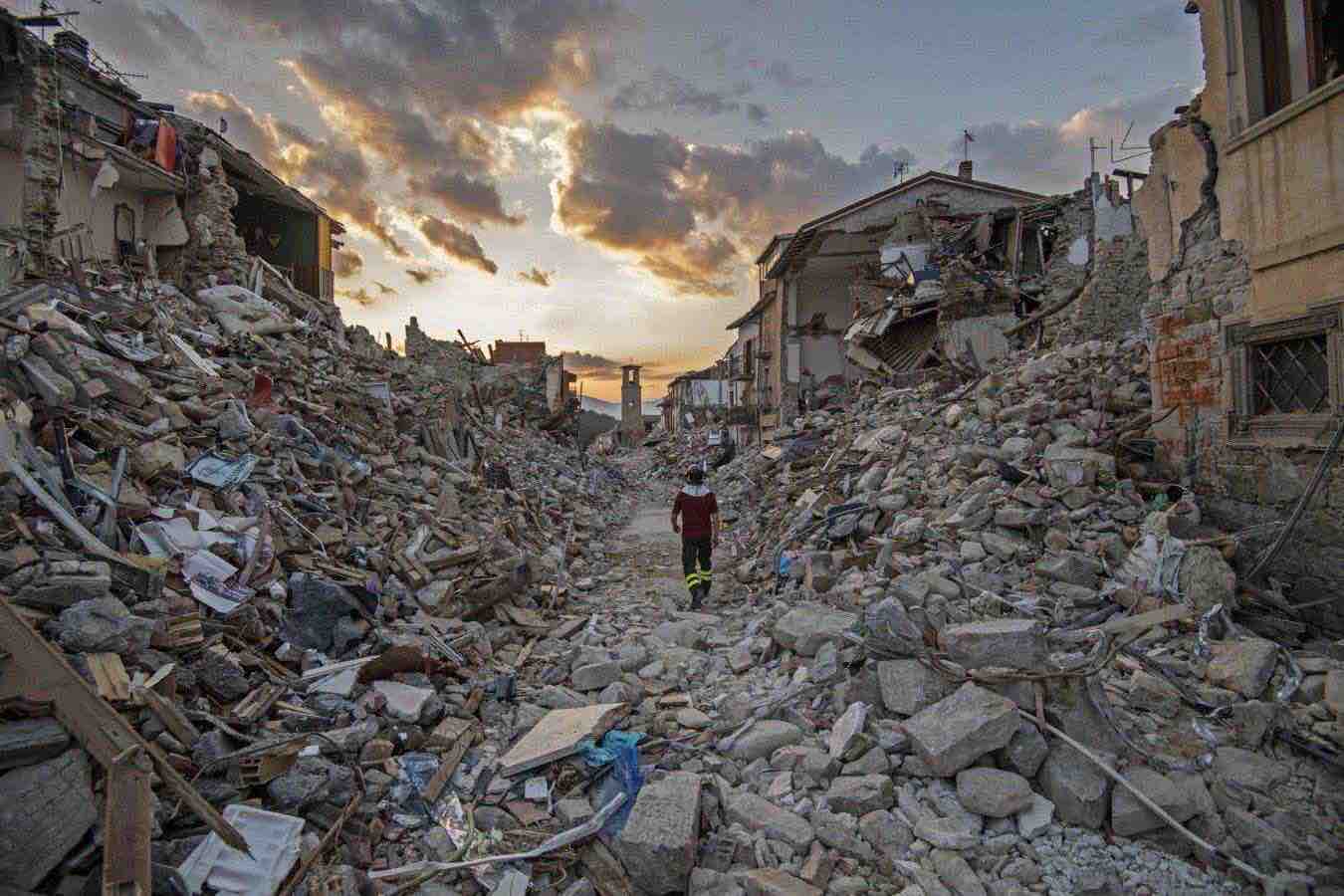 Meloni ad Amatrice per il decimo anniversario del terremoto del 2016: «Rinascita dell’Appennino»