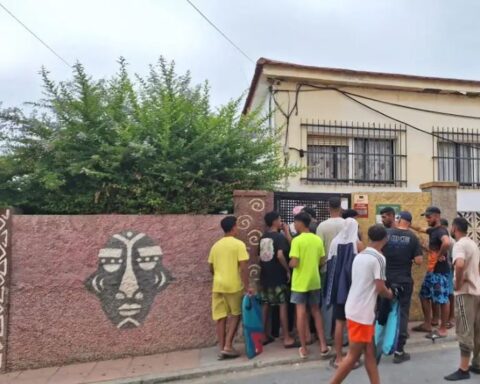 Migliaia di migranti a Ceuta: «Cerchiamo minorenni che vivono in strada»