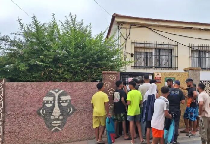Migliaia di migranti a Ceuta: «Cerchiamo minorenni che vivono in strada»