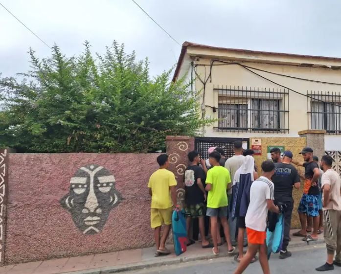 Migliaia di migranti a Ceuta: «Cerchiamo minorenni che vivono in strada»