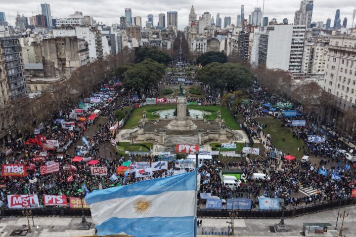 Milei costretto a ridimensionare la riforma sui terreni per stranieri in Argentina