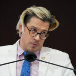 Milo Yiannopoulos espulso dagli Stati Uniti dopo arresto per violazione della legge sull'immigrazione