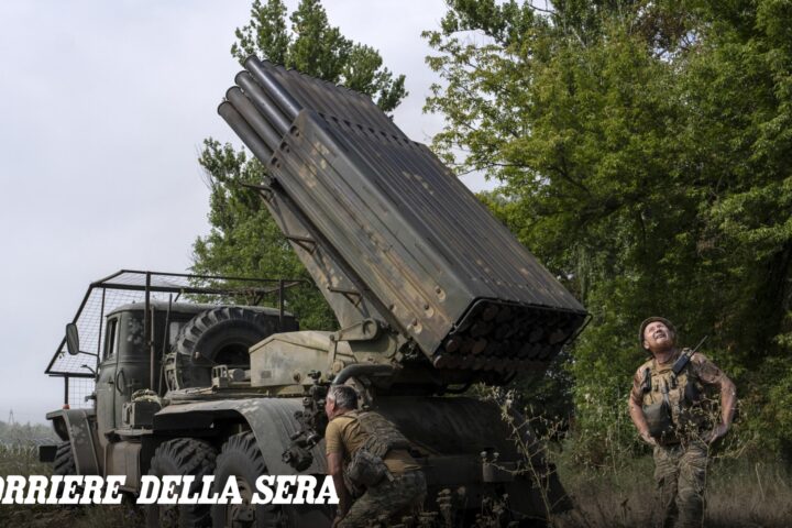 Missili russi colpiscono Kiev: un morto e 12 feriti in attacco notturno