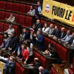 Movimento 5 Stelle protesta alla Camera: “Fuori le chat” sul caso Delmastro