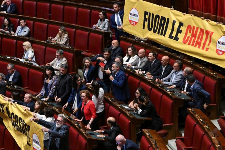 Movimento 5 Stelle protesta alla Camera: “Fuori le chat” sul caso Delmastro