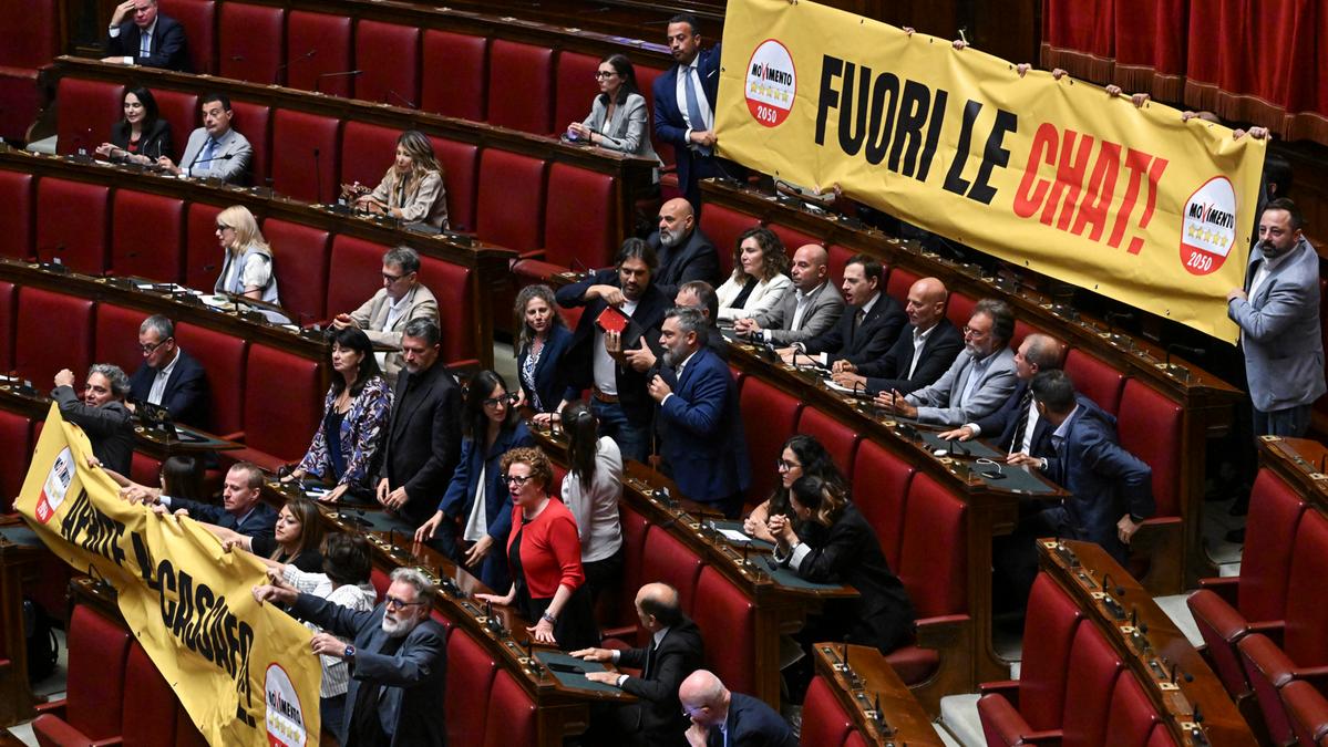 Movimento 5 Stelle protesta alla Camera: “Fuori le chat” sul caso Delmastro