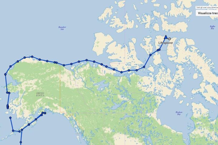 Navigazione nello stretto di Bellot: la prima barca a vela supera il Passaggio a Nord-Ovest mentre il traffico commerciale russo cresce