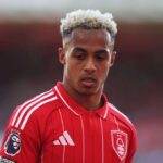 Omari Hutchinson di Nottingham Forest in procinto di sostenere le visite mediche con il Milan domani