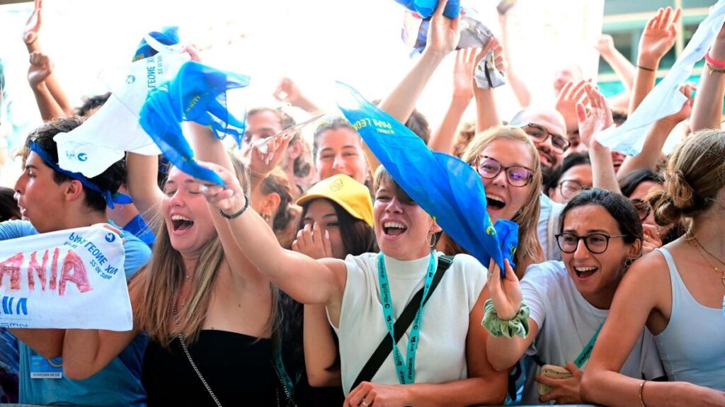 Papa Leone XIV accolto da 60mila persone al Meeting di Rimini con entusiasmo e musica
