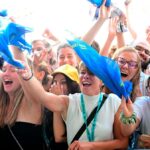 Papa Leone XIV accolto da 60mila persone al Meeting di Rimini con entusiasmo e musica