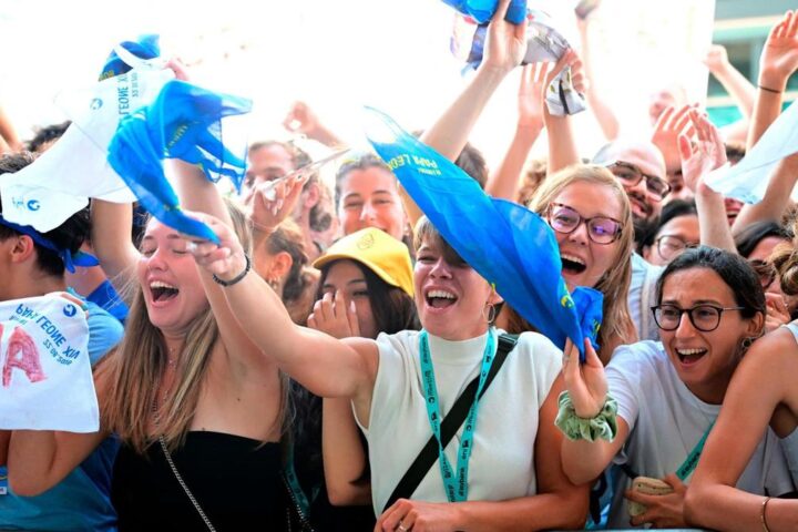 Papa Leone XIV accolto da 60mila persone al Meeting di Rimini con entusiasmo e musica