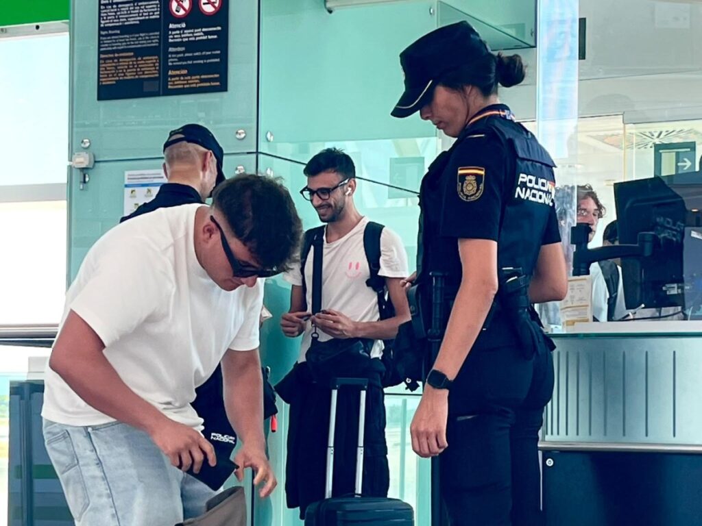 Passeggeri bloccati in un finger rovente all'aeroporto di Barcellona, trasportati in condizioni critiche