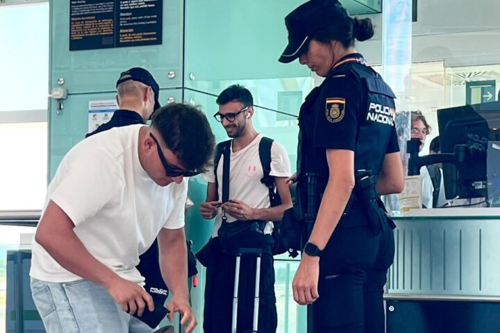 Passeggeri bloccati in un finger rovente all'aeroporto di Barcellona, trasportati in condizioni critiche